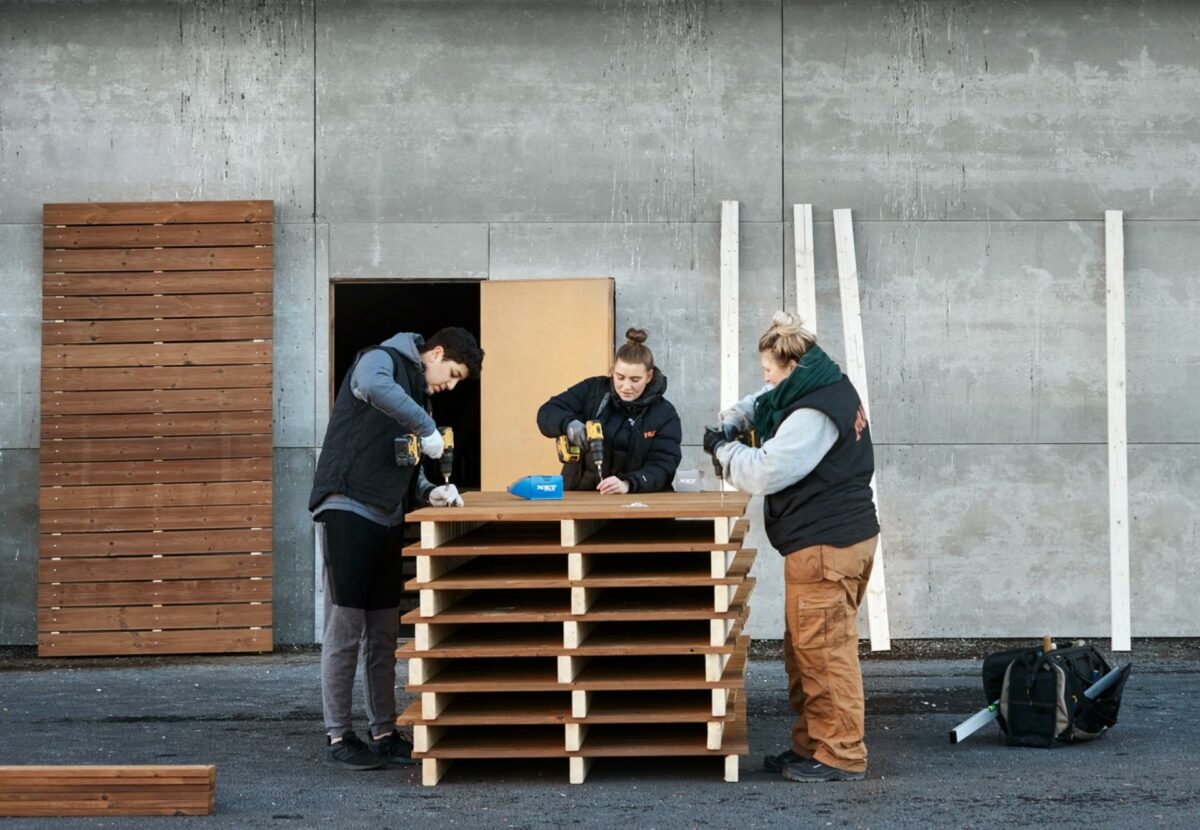 For mange unge kan et job på en byggeplads fører til ansættelse eller uddannelse - og dermed være en vej ind på arbejdsmarkedet. Foto: Værdibyg.