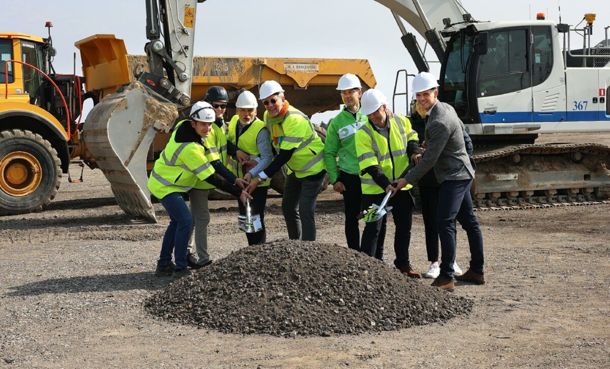 Så blev første spadestik til Brings kommende logistikcenter i Skandinavisk Transport Center i Køge taget. Det nye center forventes at stå færdigt om et år. Foto: Logicenters