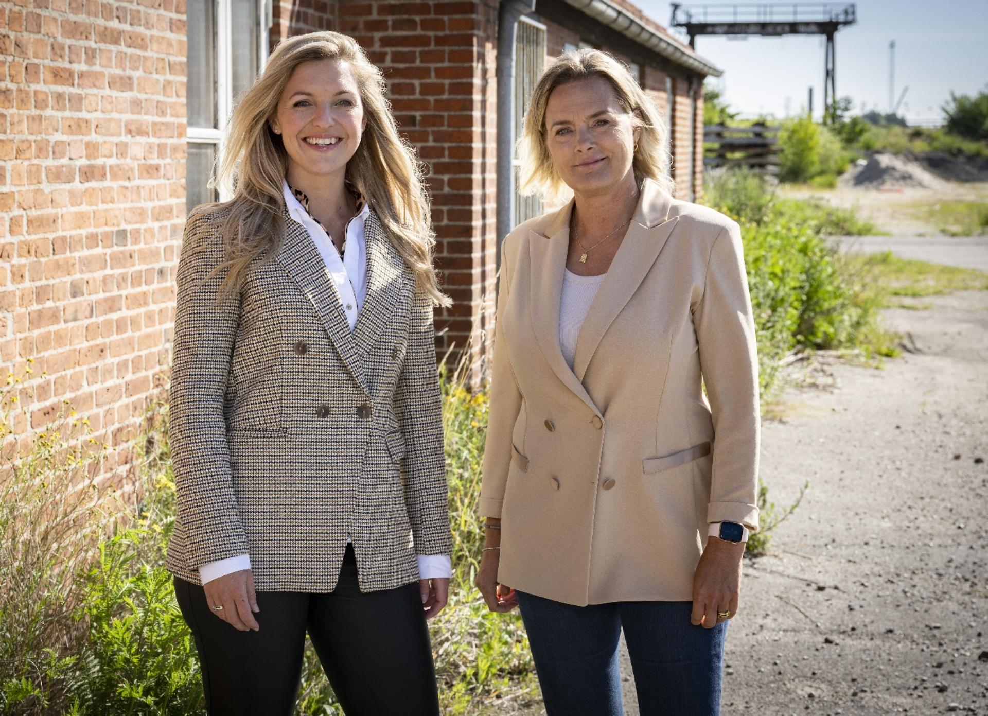 Direktør for Media City Odense, Anne Dyrehauge (tv.), og Anne Engdal Stig Christensen, administrerende direktør i TV 2 Danmark, er enige om, at den nye medieby vil give de deltagende virksomheder og institutioner et forspring i forhold til rekruttering og udvikling i medie- og techbranchen. Foto: Ebbe Rosendahl, TV2