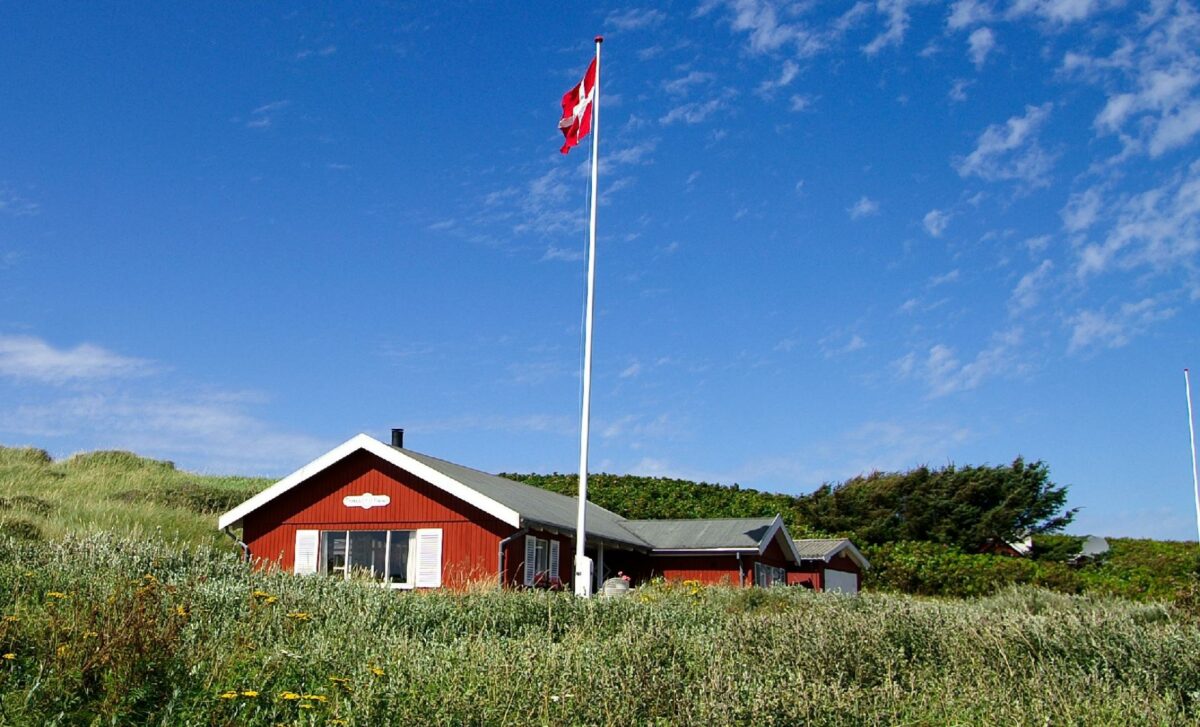 Sommerhuse er noget af det første, der ryger, når en krise kradser. Lige nu beholder danskerne deres sommerhuse, hvilket ifølge ejendomsmæglerkæden Estate tyder på, at danskernes privatøkonomi generelt er et godt sted. Foto: Estate