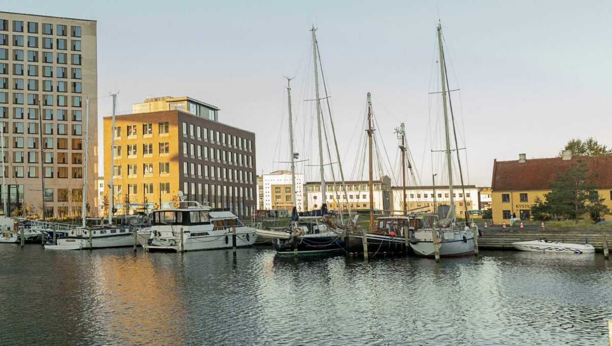 Foto: Scanport Glasværk ligger som blommen i et æg med Scandic (til venstre), lystbådehavnen og Café Kystens Perle (det gule hus til højre) som nærmeste naboer. Nu er alle kontorlejemål udlejet.