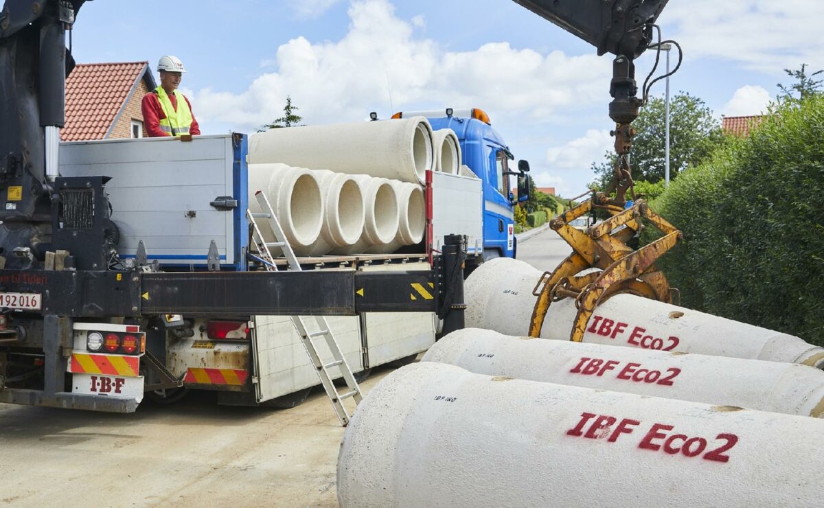 På overfladen er de nye rør næsten ikke til at skelne fra almindelige betonrør. De har dog en let gullig farvenuance og bliver desuden påtrykt teksten IBF Eco2, som er navnet på betonvirksomhedens linje af produkter med en CO2-reduktion på mindst 50 %.