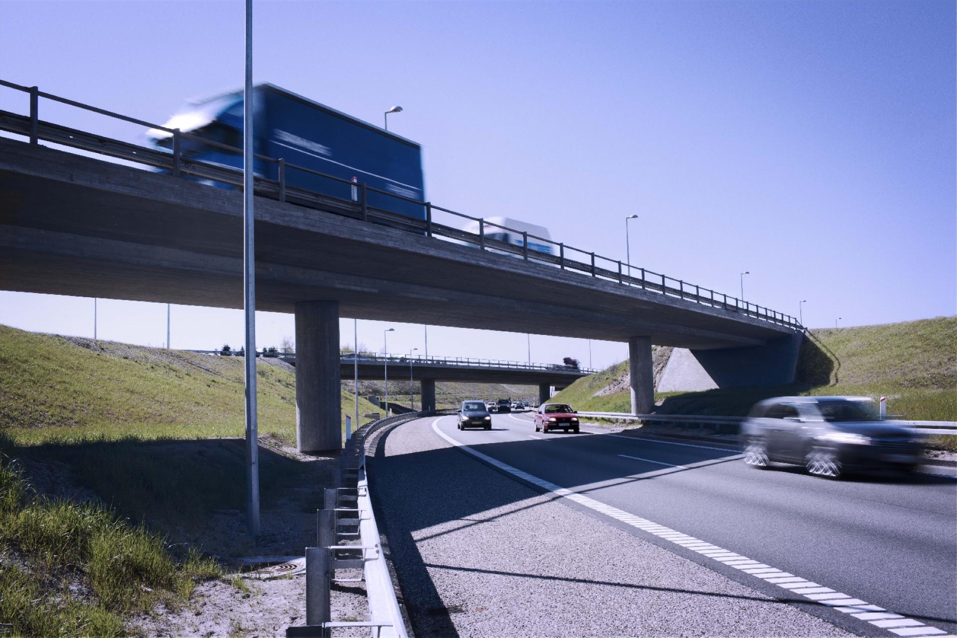 De nye krav gælder også ved renovering af de mange motorvejsbroer langs statsvejene. Arkivfoto: Vejdirektoratet.