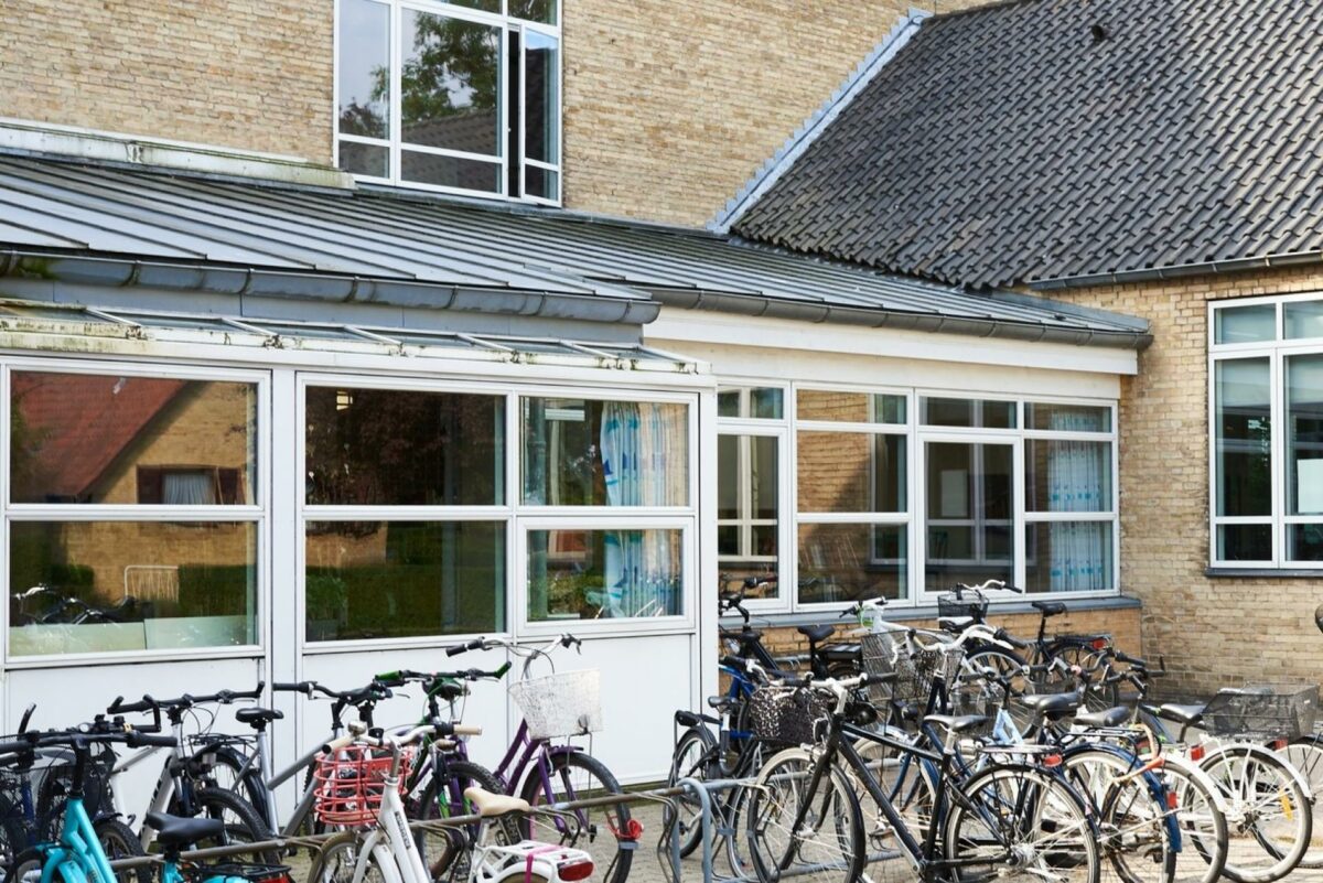 Der er store besparelser at hente både på den korte og lange bane ved at energirenovere blandt andet skoler, vurderer DI. Foto: Getty Images.