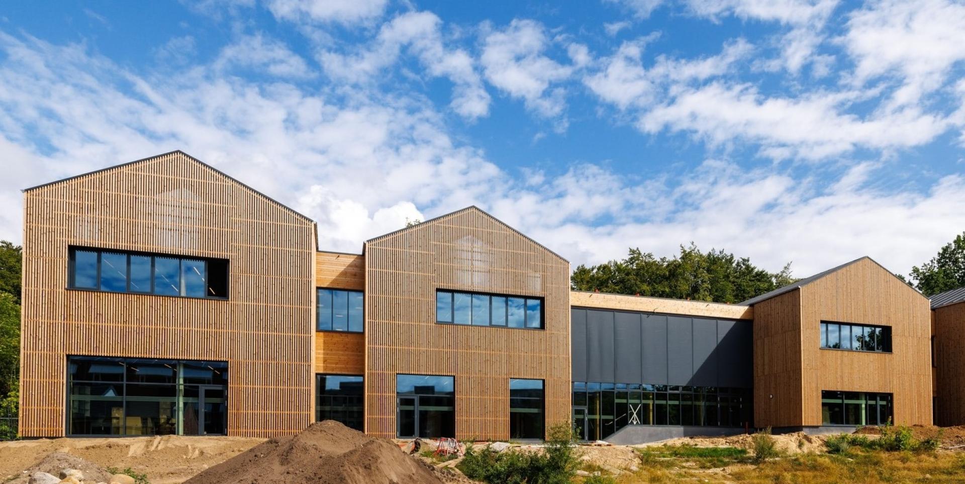 Frederiksborg Byskole i Hillerød er et af de projekter, Skou Gruppen har gennemfør med træ som gennemgående byggemateriale - også i de bærende konstruktioner. Foto: Skou Gruppen.