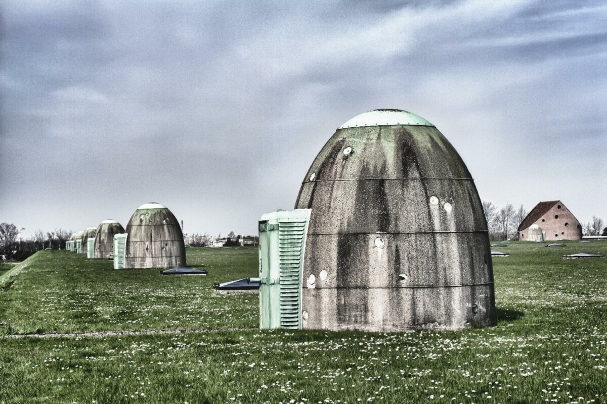 Tinghøj Beholderanlæg, som det ser ud over jorden i dag, med nogle af de 11 beholdere, hvoraf de 10 er tegnet af arkitekt Ib Lunding og opført mellem 1931-1959. Den seneste beholder blev opført i 2017. Foto: Peter M. Madsen