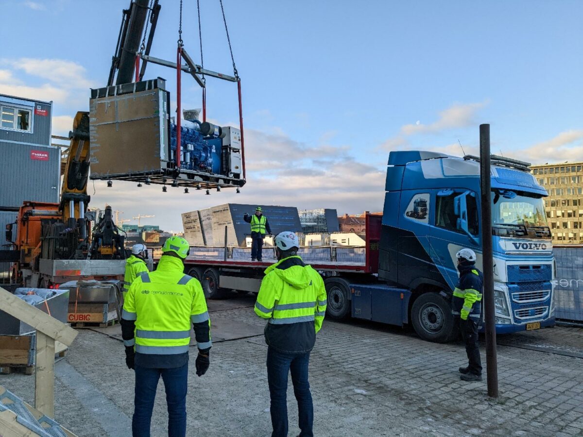 De tre generatorer, der nu er på vej fra København til Lviv i Ukraine, vejer næsten 30 tons tilsammen. Tidligere har de fungeret som nødstrømsanlæg for Nordeas tidligere datacenter på Christianshavn.