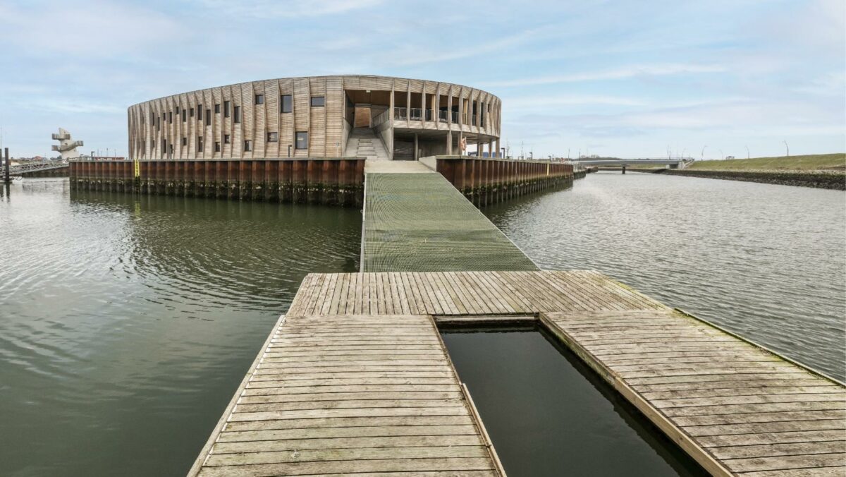 Esbjergs nye Maritimt Center ligger omgivet af vand på den kunstige halvø Esbjerg Strand.