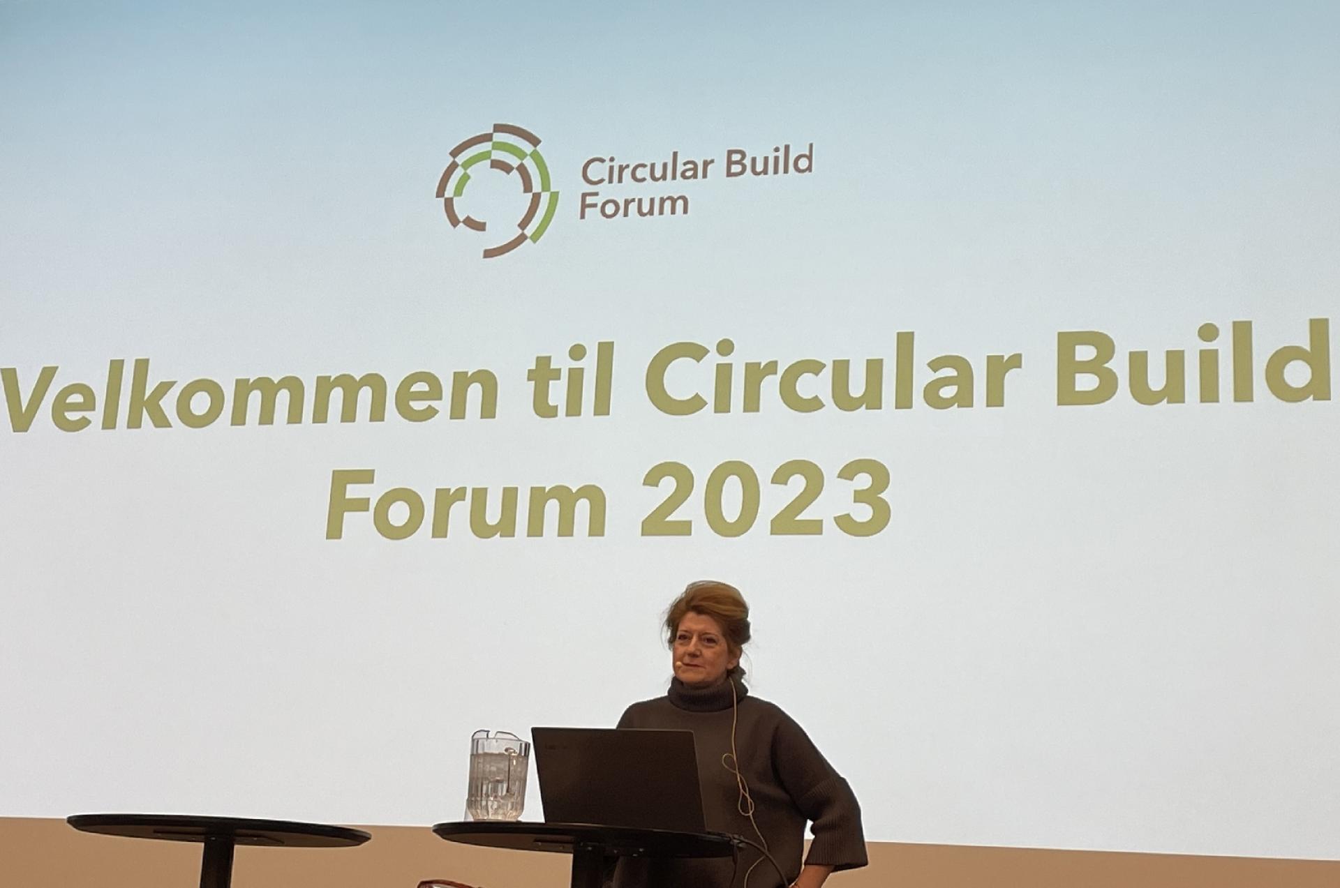 Elma Durmisevic efterfulgte bl.a. Martha Lewis fra Henning Larsen og Anna-Mette Monnelly fra NREP, der reklamerede for eftermiddagens oplæg om det digitale materialepas.