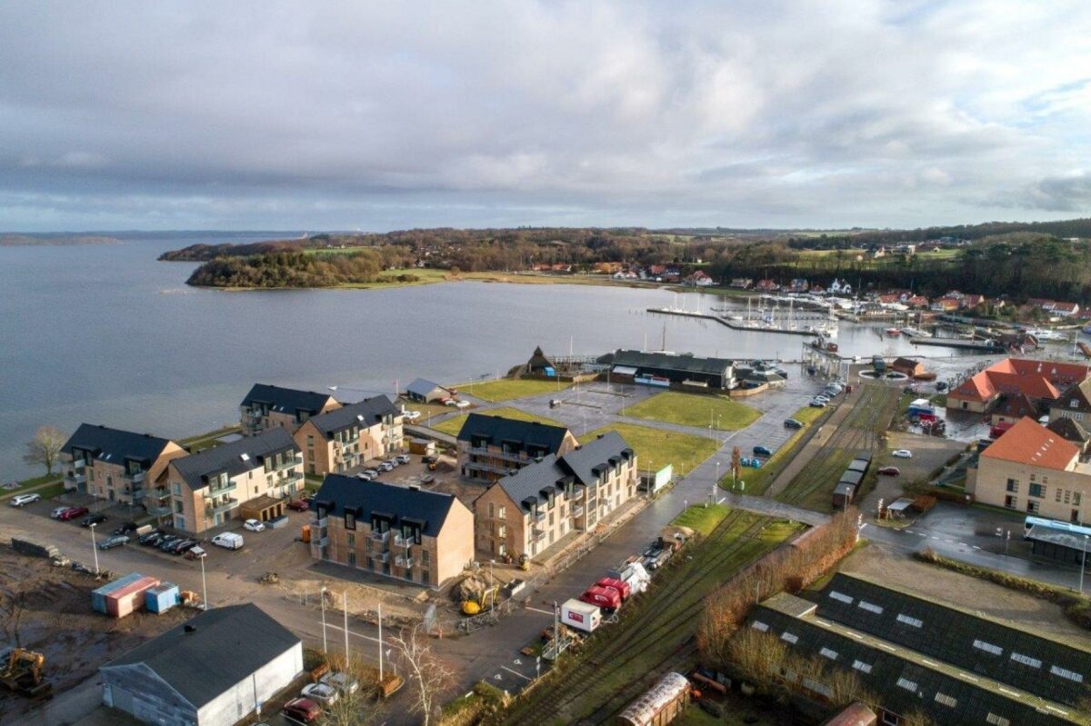 I Mariager kan de nye almene boliger være med til at få ældre til sælge det gamle parcelhus, og dermed give plads til flere unge i byens sølvbryllupskvarterer. Foto: Himmerland Boligforening.