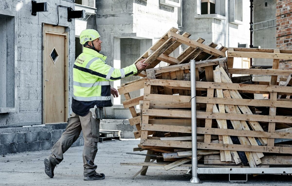 Det er nemt nok at indsamle de brugte paller, men det kræver forberedelse, logistik og samarbejde at få træet afhentet og kørt det rigtige sted hen, så det kan genbruges. Foto: Enemærke & Petersen