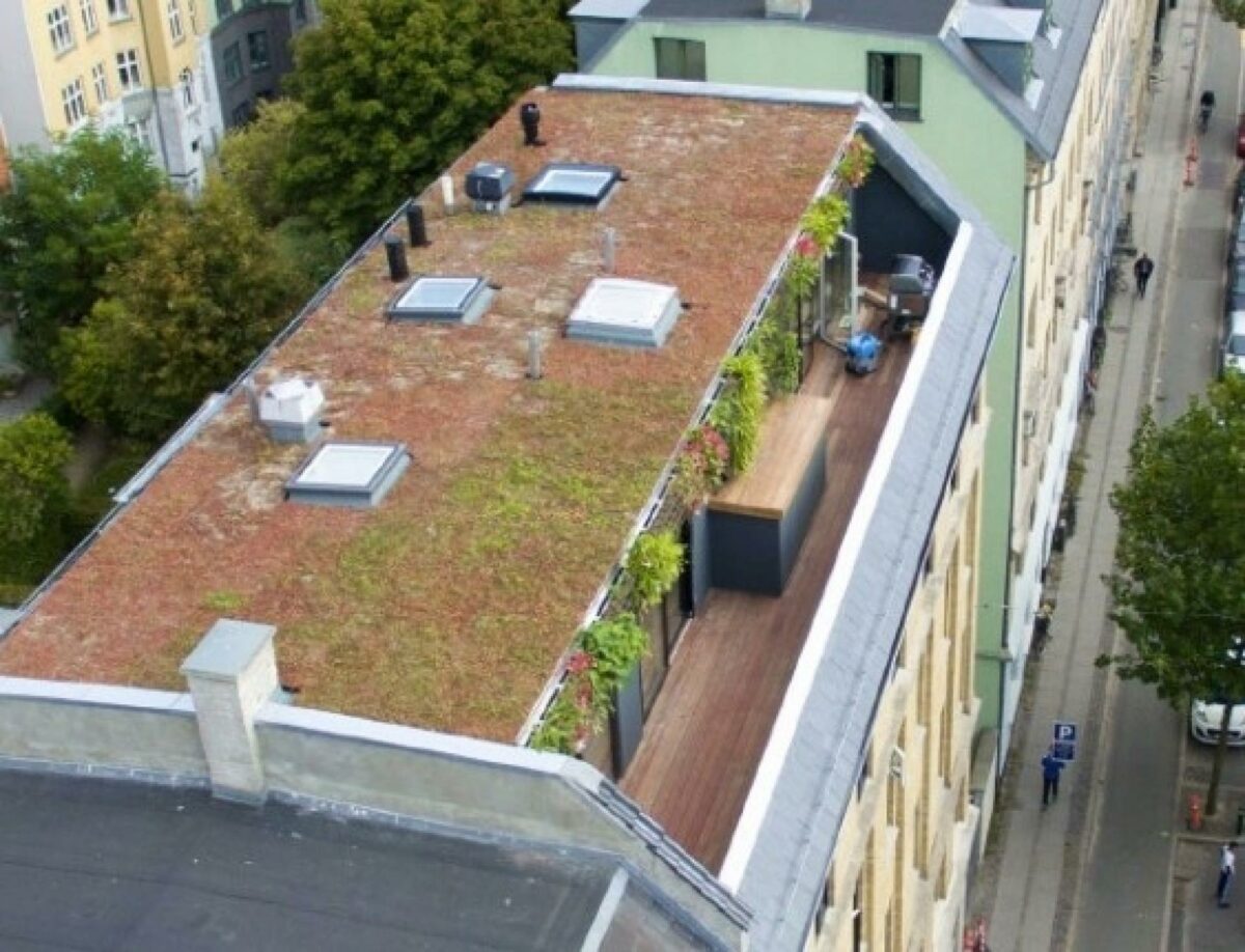 På Nyelandsvej 10 på Frederiksberg danner en ny tagetage grundlag for en ny familiebolig med tilhørende tagterrasse. Projektet danner præcedens for Svømmehalskvarteret. Foto fra 'Temadrøftelse af tagboliger' fra klima-, plan- og boligudvalgets møde d. 27. marts.