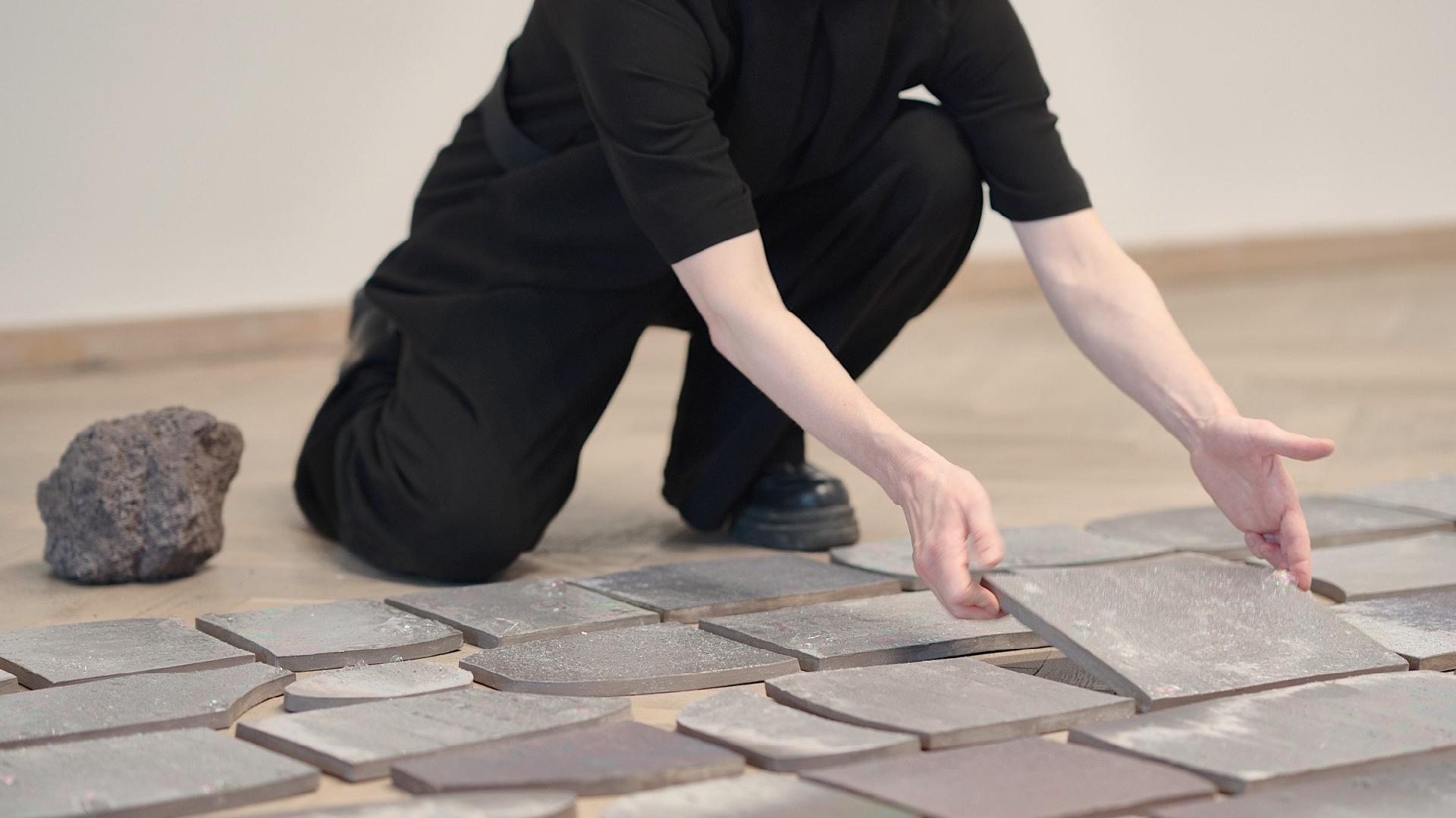 Arkitekt Anders Lendager og kunstner Honey Biba Beckerlee har sammen arbejdet med siliciumfliser glaseret med iriserende siliciumglasur. Foto fra en tidligere udstilling i Kunsthal Charlottenborg: Emilie Koefoed