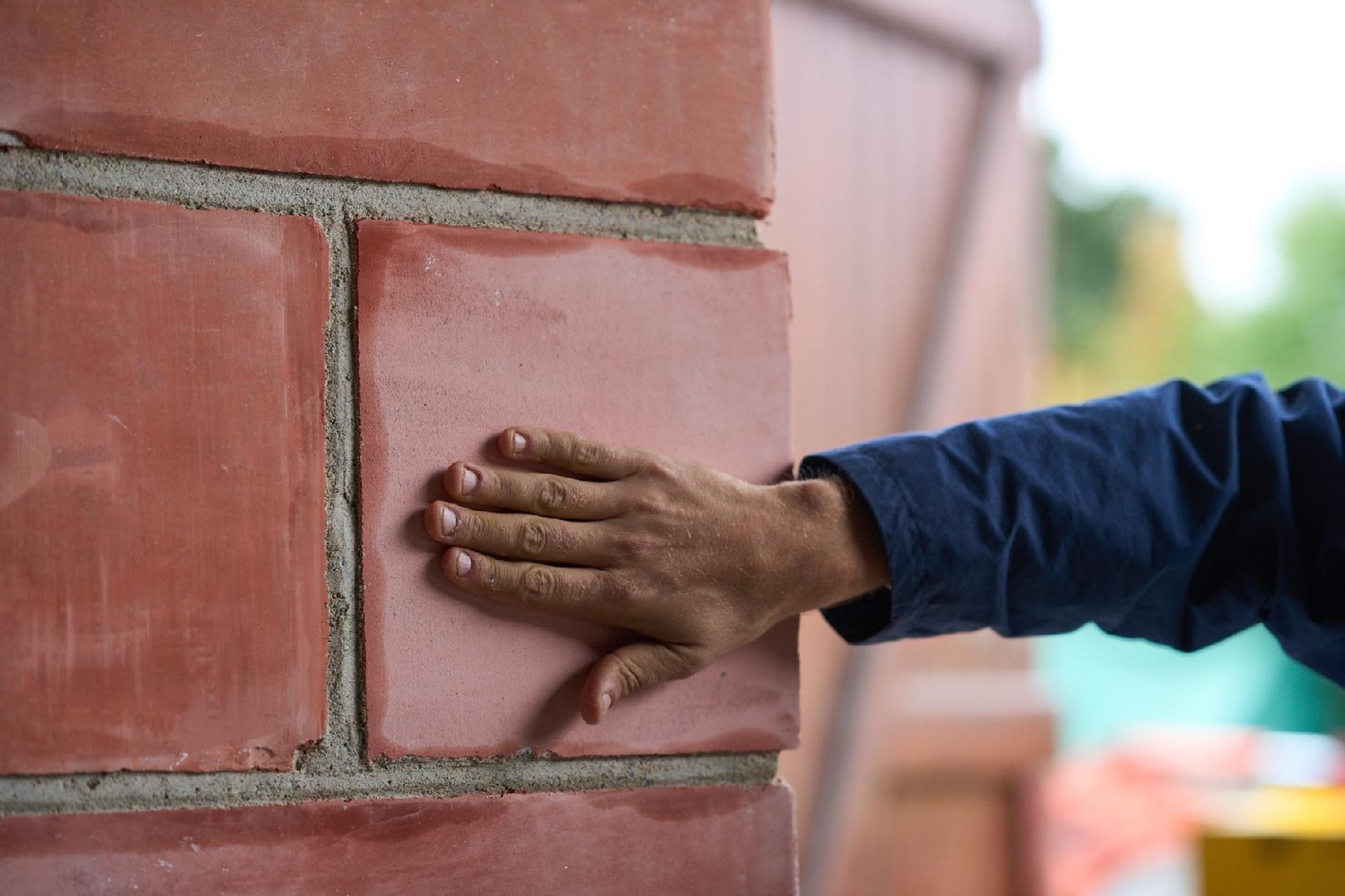 Lynge Lynge Arkitekt og kunstner Jakob Steen har udviklet deres monoblokke sammen med en murermester. Foto: Emilie Koefoed