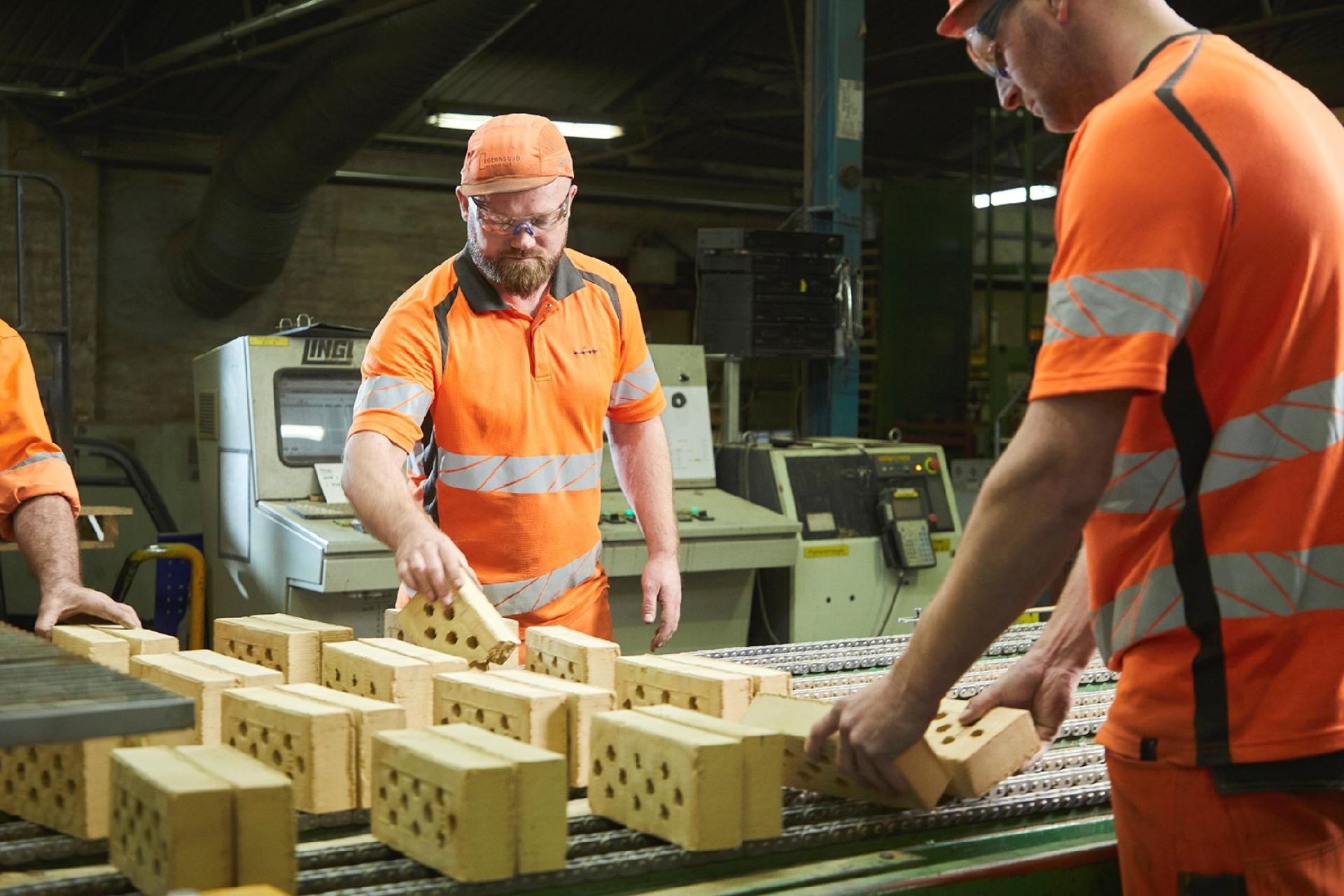 Egernsund Wienerberger har mere end 400 ansatte, fem fabrikker og otte showrooms i Norden.