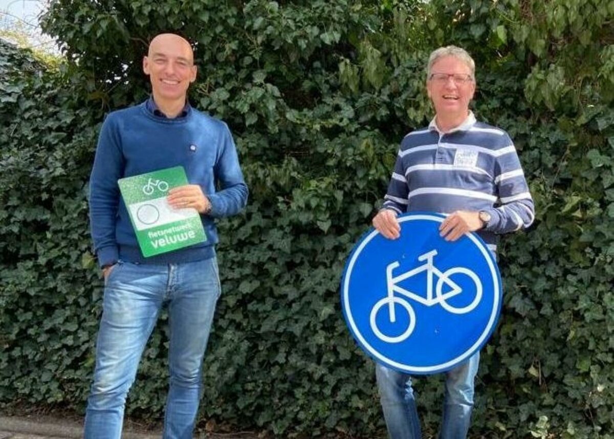 De to stiftere af BioPanel, Jeroen Drabbe (tv.) og Fred Van Schoonhoven, har allerede solgt ca. 23.000 cykelskilte, ruteafmærkninger og informationstavler produceret af BioPanel-plademateriale i Nederlandene. Fred Van Schoonhoven er en af talerne på Loop forum.