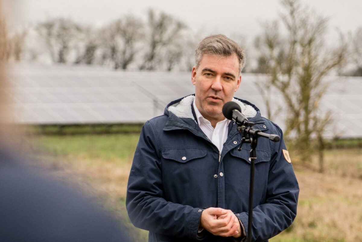 - Når vinden blæser og solen skinner, skaber vindmøller og solceller masser af grøn energi. Energi, vi kan omdanne til brint og dermed til et nyt dansk eksporteventyr. Chancen for en global effekt af den danske indsats stiger, når klima og forretning går hånd i hånd. Det er den vej, regeringen forfølger, siger klima-, energi- og forsyningsminister Lars Aagaard. Foto: Adam Rieper, Klima-, Energi- og Forsyningsministeriet.