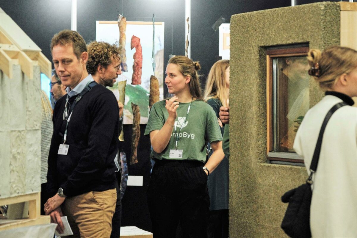 Når Building Green Aarhus slår dørene op i nyere og større lokaler i Aarhus Congress Center, kan byggebranchen gå på opdagelse i en stor specialudstilling på balkonen, der udelukkende består af biobaserede materialer. Billedet er fra Build Biobased på Building Green København 2022.