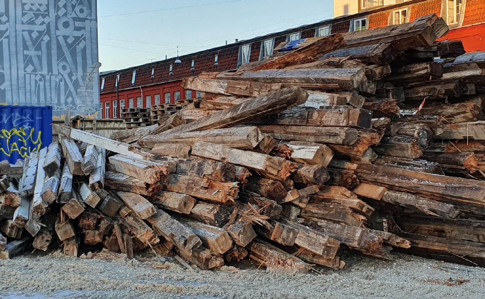 Træet er samlet sammen på nedrivningspladsen og klar til genanvendelse.