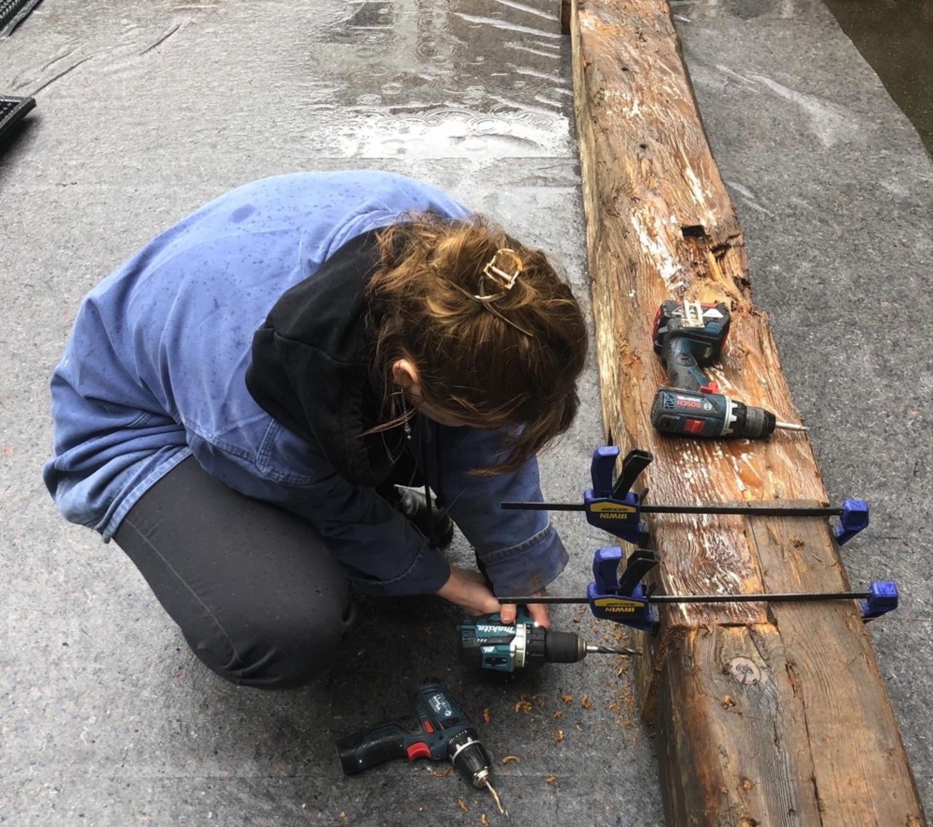 Det er landskabsarkitekterne Kathrine Brandt og Emilie Kjeldsen Kjær fra Thing Brandt Landskab, der har udtænkt konstruktionen og tilskæringen af bænke og bede, der samles uden brug af søm og skruer.