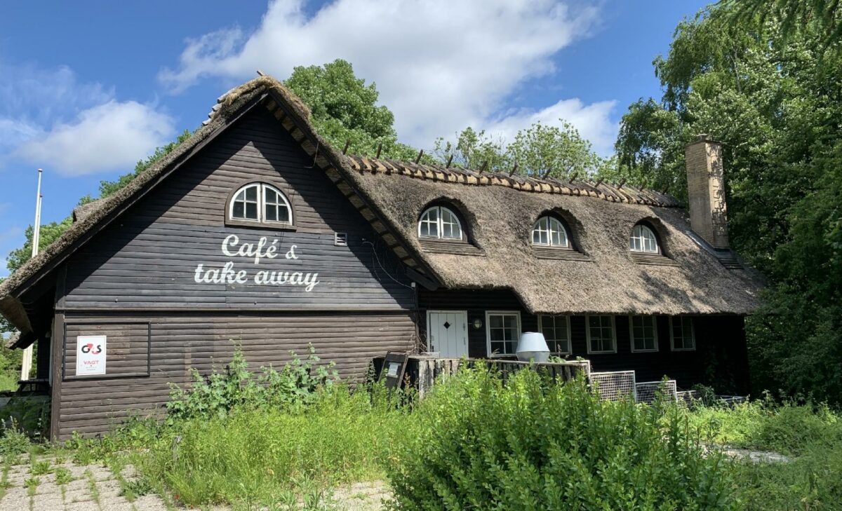 Endelig bliver der igen grund til at stoppe på rastepladsen Storkereden ved Helsingørmotorvejen. I andet halvår af 2023 åbner energiselskabet OK café og kiosk på rastepladsen, der også får otte ladepunkter til elbiler. Foto: Vejdirektoratet