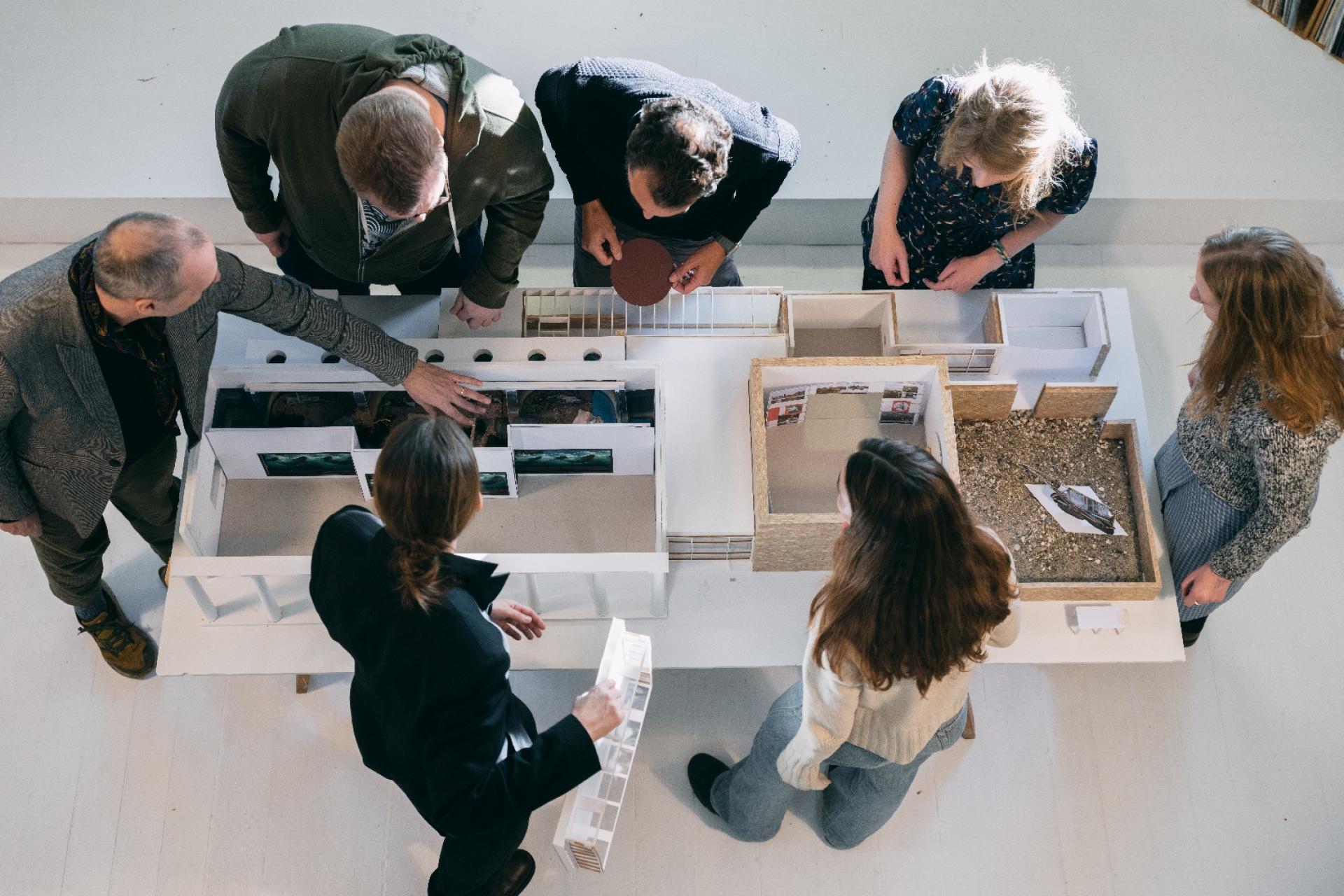 Fra venstre med uret ses scenograf Christian Friedländer, lyddesigner Peter Albtrechtsen, lektor David Garcia, arkitekt og landskabsarkitekt Anna Aslaug Lund, arkitekt MAA Alexandra Wedderkopp Emelianov, arkitektstuderende Ellen Leer og kurator Josephine Michau, der alle har haft en finger med i den danske pavillon til dette års Arkitekturbiennale. Foto: Rasmus Hjortshøj