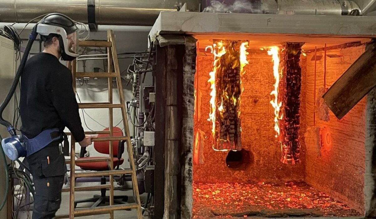 Projektet Upcycling Orangeri har til formål at fremme brugen af genbrugsmaterialer i nybyggeri med fokus på f.eks. spærtræ til bærende konstruktioner. Brandtest er en vigtig del af projektet. Foto: We Build Denmark