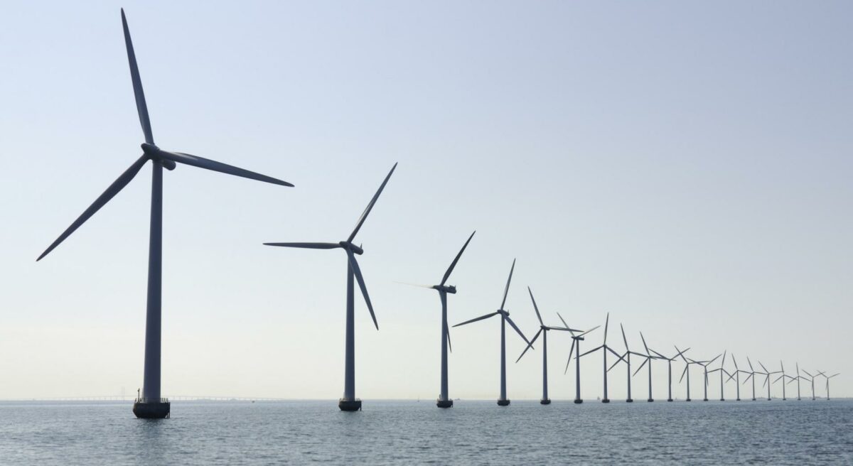 Havvindmøller så langt øjet rækker. De danske erhvervshavne skal være en markant spiller i erhvervsminister Morten Bødskovs drøm om mere energi fra havvinden. Foto: Getty Images