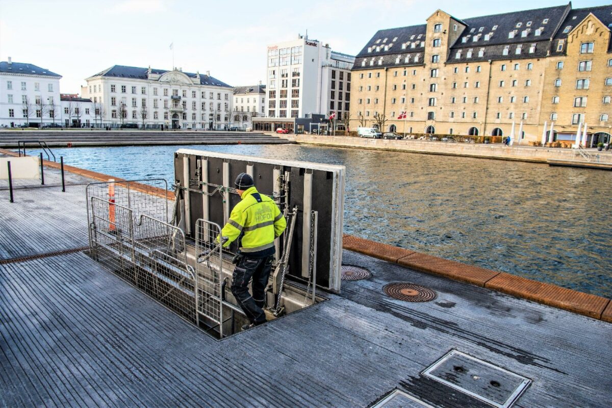 Oven på en forsommer med hedebølge får nu ca. 8.500 hotelværelser i Storkøbenhavn leveret aircondition via havvand mod 4.000 i 2018. Her ses havvandskammeret ved Ofelia Plads. Foto: Hofor.