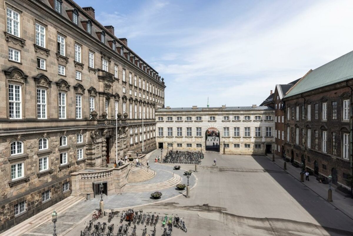 Christiansborg er en del af vores kulturarv. Det skal respekteres i arbejdet med Folketingets nye rammer med bl.a. nyt besøgscenter og bedre fysiske forhold for folketingsmedlemmerne. Bygherre drømmer også om en ny underjordisk besøgsindgang i Rigsdagsgården. Foto: Ólafur Steinar Rye Gestsson, Folketinget