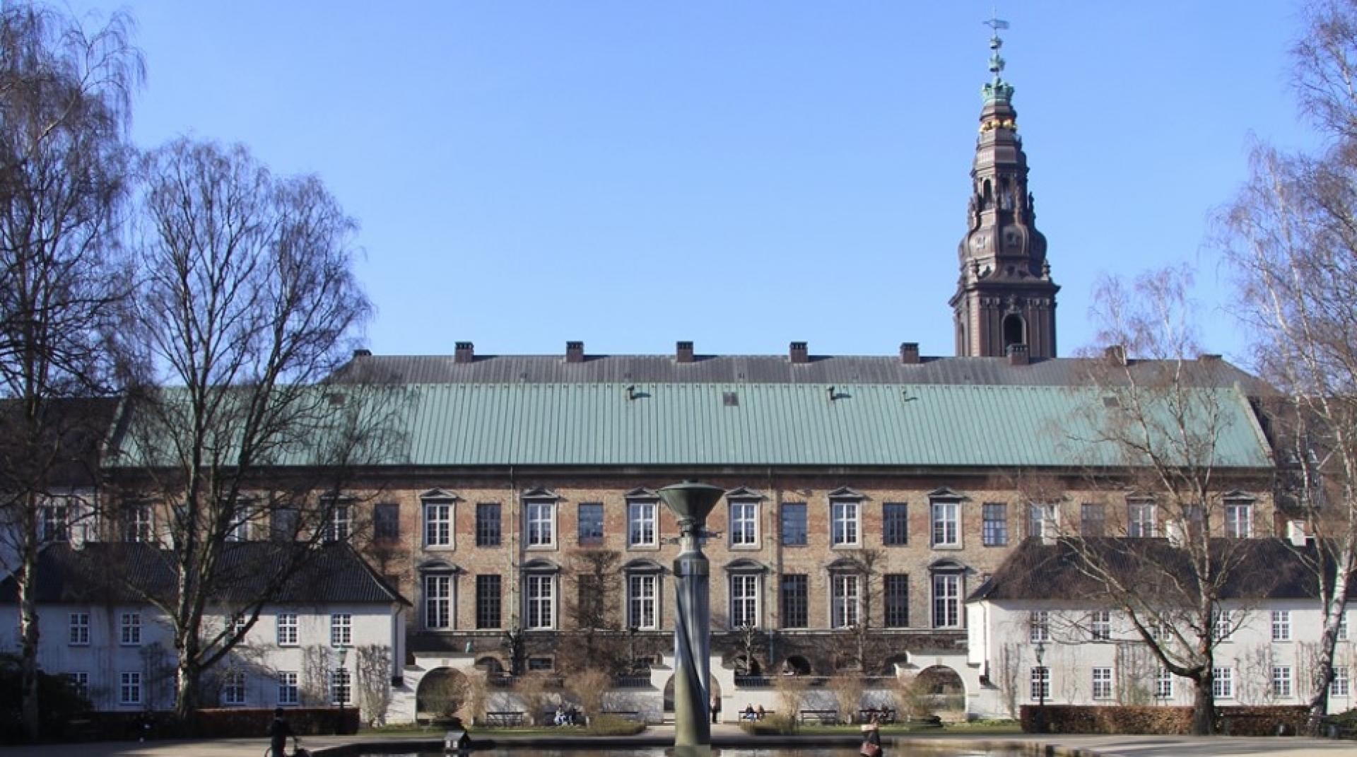 Baggrunden for projektkonkurrencen er, at Folketinget har overtaget ansvaret for Rigsarkivets tidligere bygninger på Slotsholmen, der ligger i forlængelse af Christiansborg. I alt drejer det sig om 9.000 kvm.