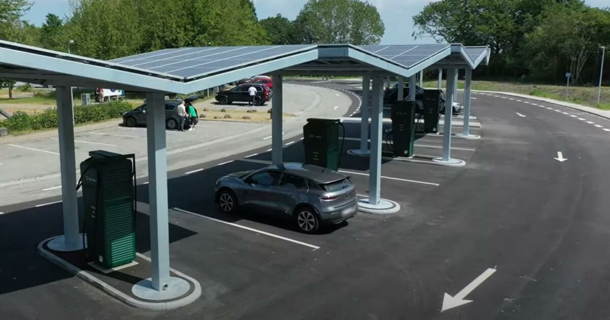 Der er allerede godt gang i udviklingen af ladeparken på rastepladsen Lillebælt S, hvor solceller på taget sørger for grøn energi. En sidegevinst er, at bilen og bilens ejer også kan stå i læ for regn eller sol. Foto: Vejdirektoratet