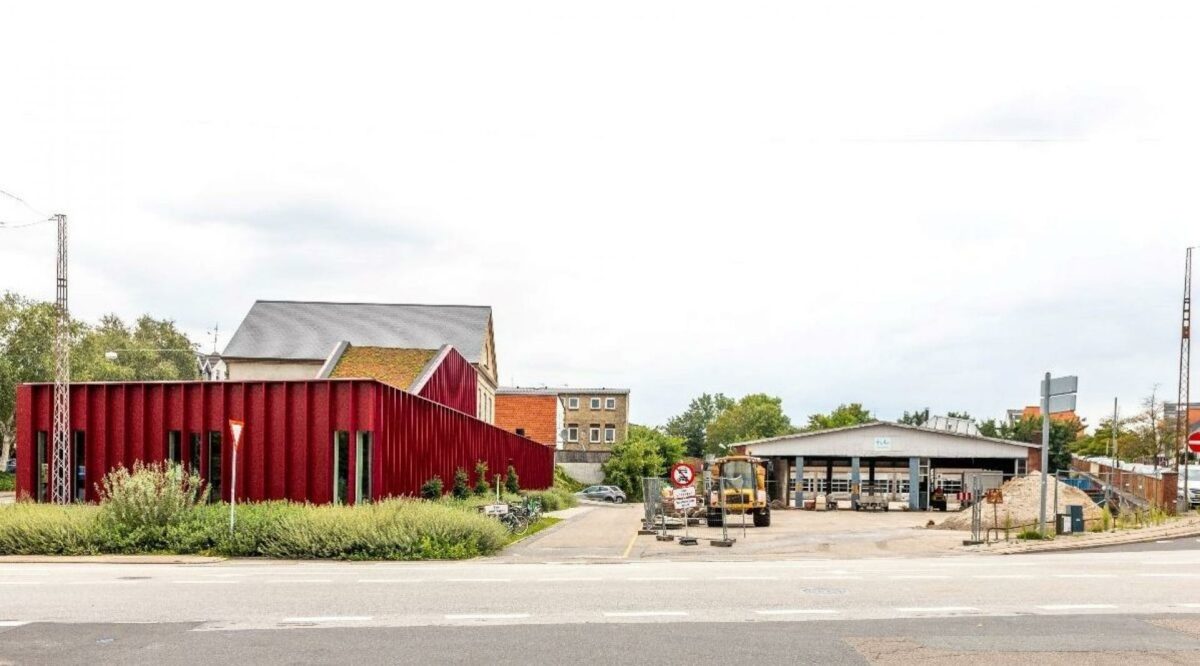 Der skal nu udarbejdes en lokalplan, så der kan blive bygget kollegieboliger på den tidligere DSB-grund i midtbyen. Grunden ses her fra Herman Bangs Gade/Mølby. Ungdomskulturhuset Mejeriet ses til venstre. Foto: Sønderborg Kommune