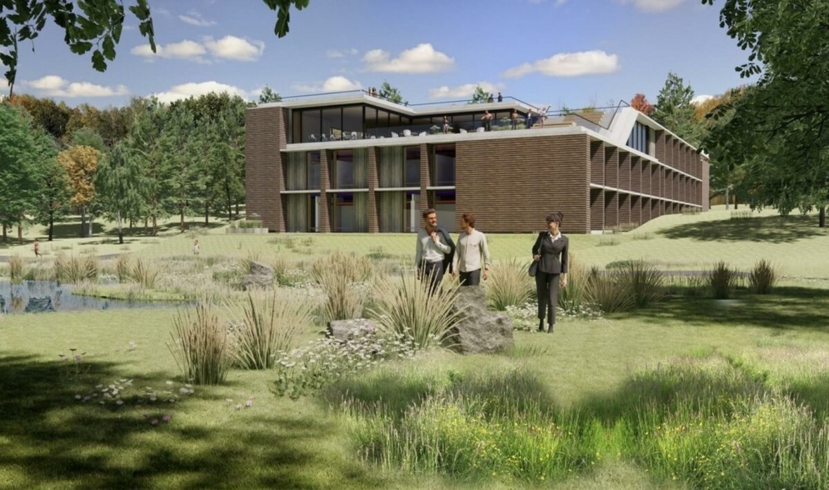 Campus Bøgehøj ligger på et 19,5 hektar stort område i Nationalpark Mols Bjerge. Nu udvides kursuscenteret med ny værelsesfløj bygget i træmoduler samt et nyt konferencelokale med plads til 180 mennesker. Visualisering: C.F. Møller Architects