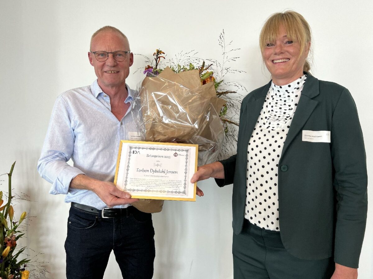 Torben Dybdahl Jensen og Dorthe Mathiesen, der er medlem af priskomiteen. Foto: Henrik Malmgreen.