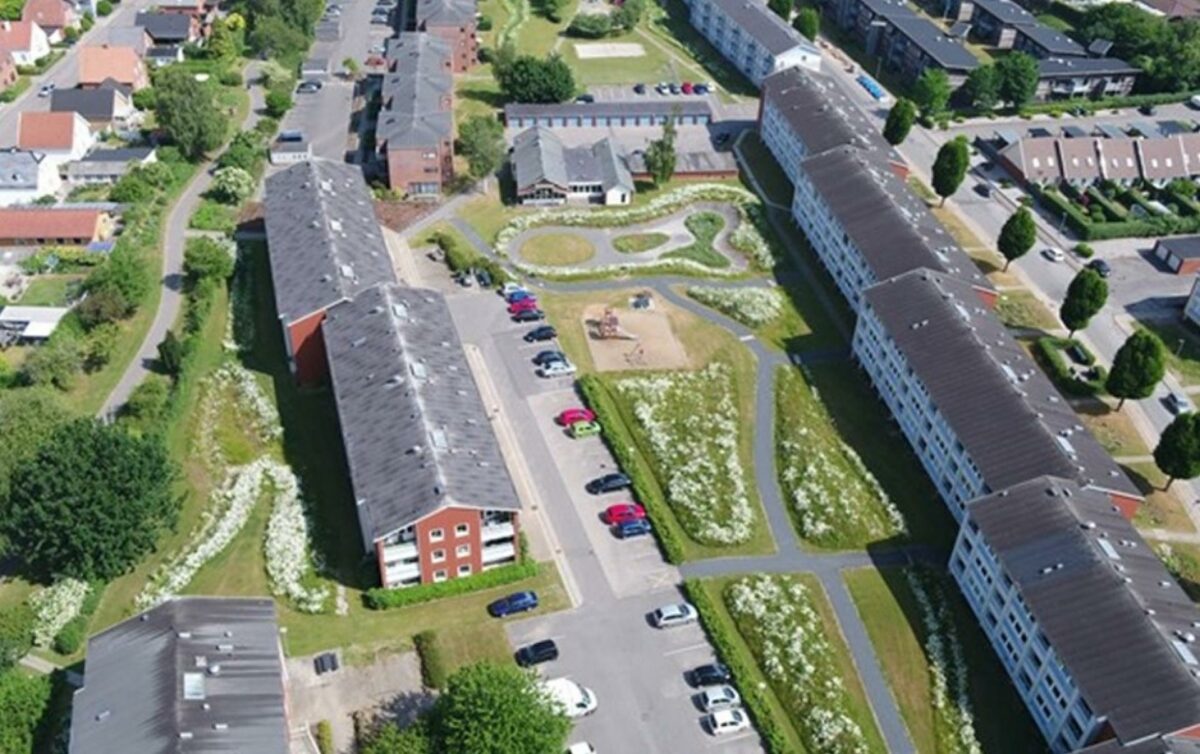 De 18,5 hektar med flade græsplæner i Bovia/AAB's boligområder i Brændkjær er forvandlet til fællesarealer med regnbede, åbne regnkanaler og flere opholds- og aktivitetsområder. Foto: Rambøll