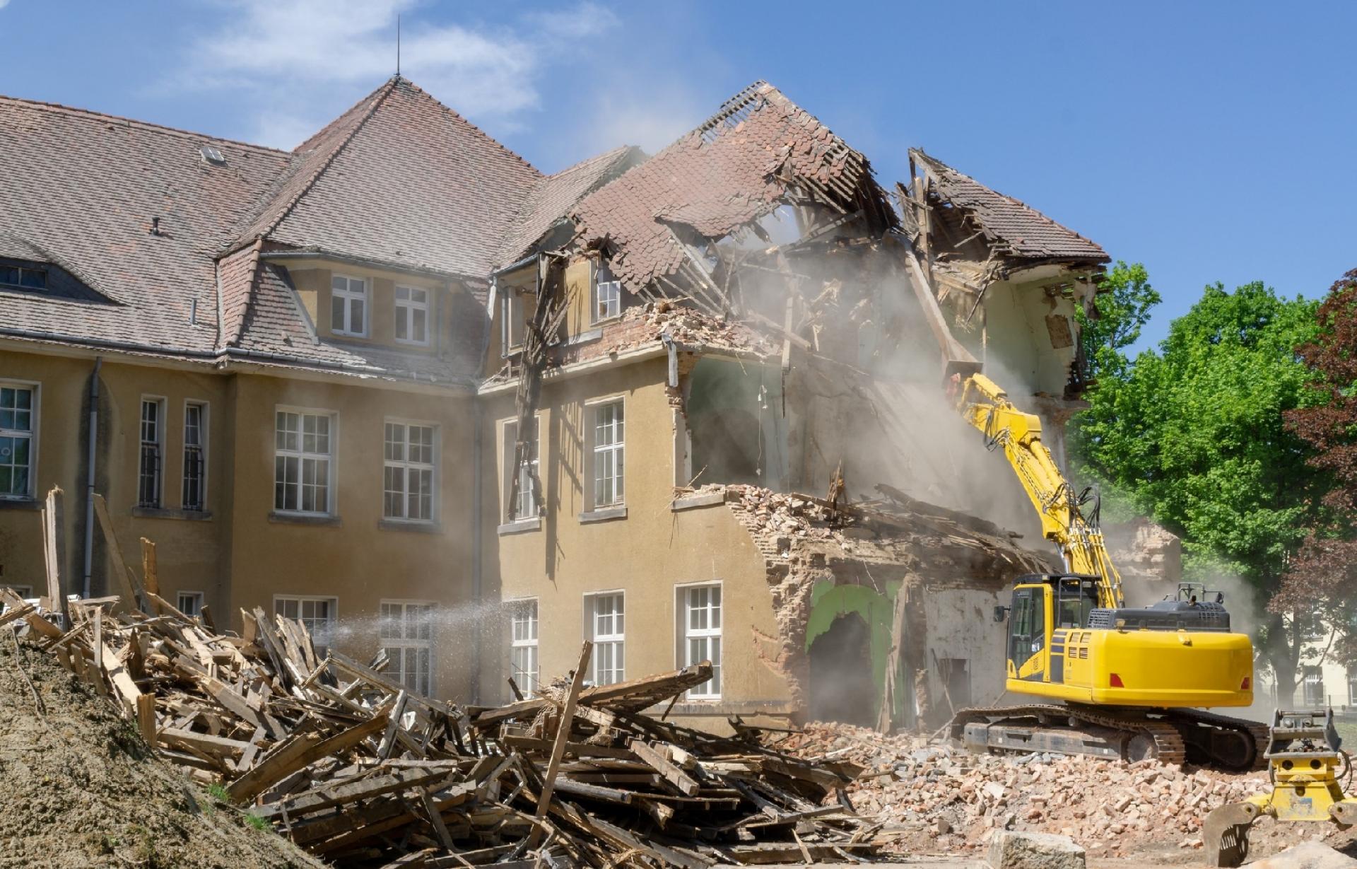 Aldrig mere sådan en nedrivning. Fremtidens design vil blive dikteret af de materialer, der er tilgængelige. Derfor skal vi fremadrettet genbruge meget mere - og gerne uden at flytte alt for meget på materialerne, lyder det fra projektleder Lotte M. Bjerregaard Jensen fra Arkitektskolen Aarhus. Foto: Getty Images