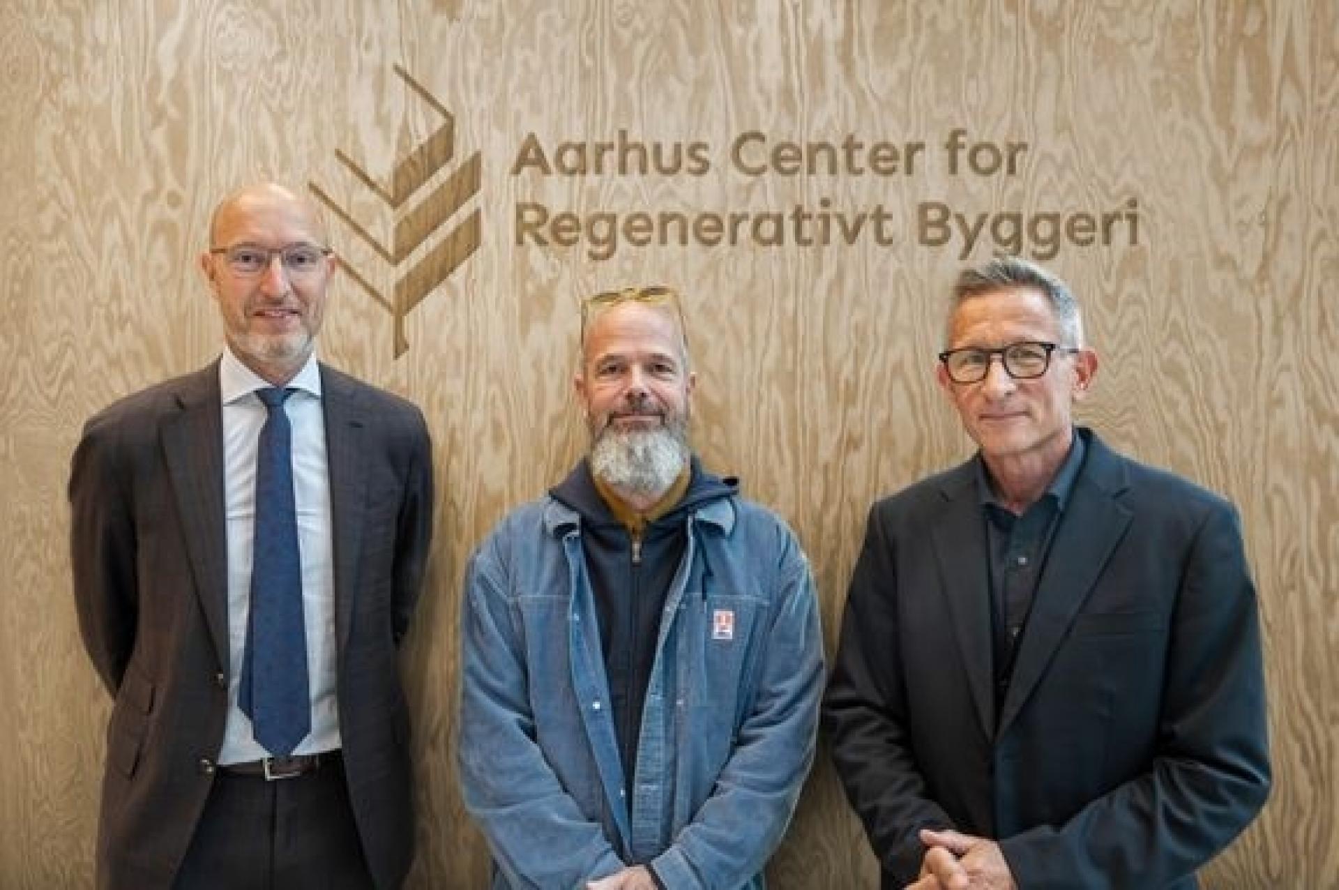 Stifterne af det nye Aarhus Center for Regenerativt Byggeri (fra venstre): Frank Jensen, Ingeniørfirmaet Søren Jensen, Torben Nielsen fra Arkitektskolen Aarhus og Mikkel K. Kragh, Institut for Byggeri og Bygningsdesign, Aarhus Universitet.