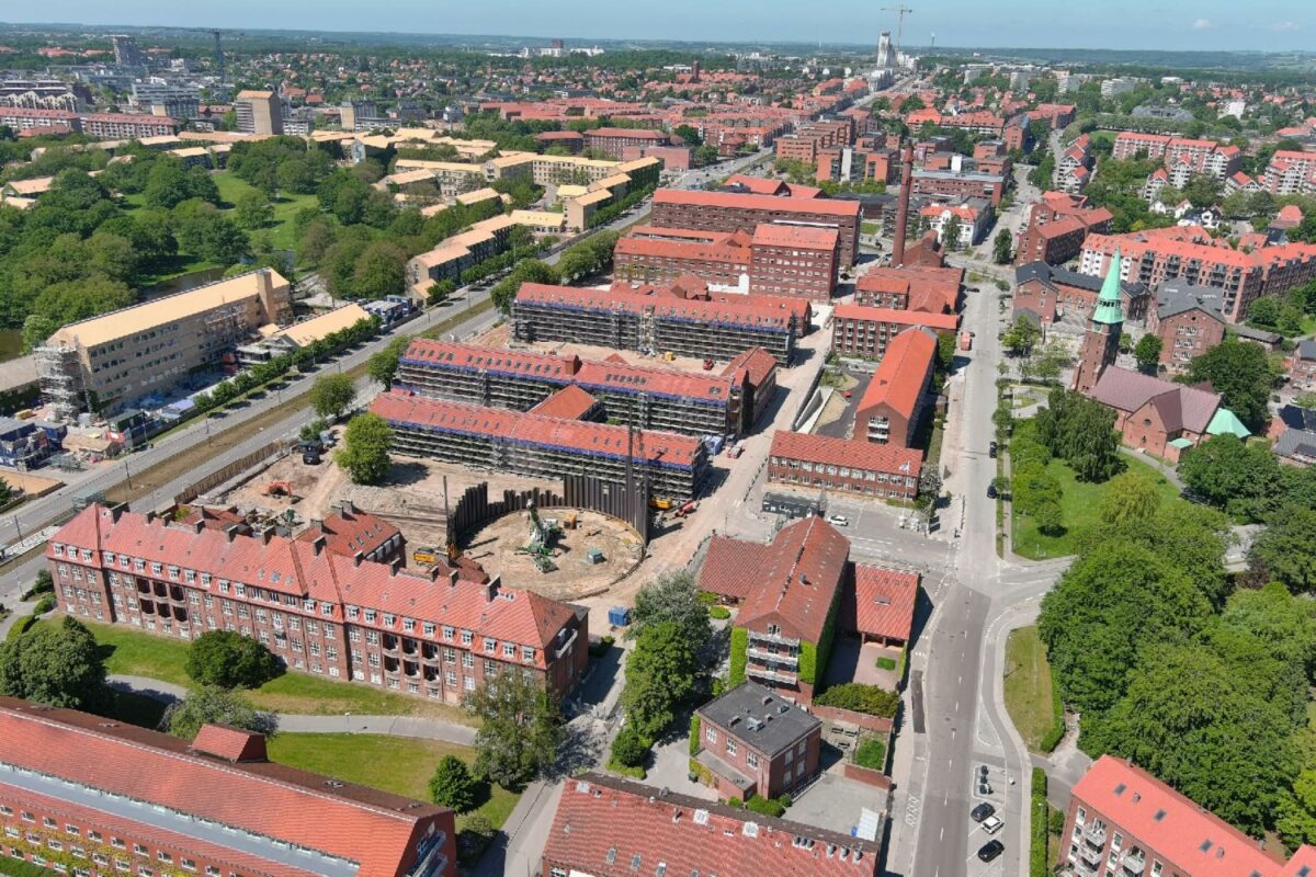 I disse år udvikles Aarhus Universitets campus, hvor kombinationen af fakulteter, erhverv, boliger, butikker og offentlige formål skal skabe et levende og attraktivt universitetsområde.