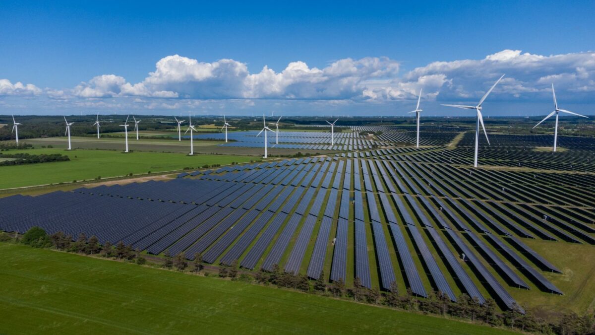 Flere danskere vil fremover leve side om side med vindmøller og solceller. Foto: Colourbox.