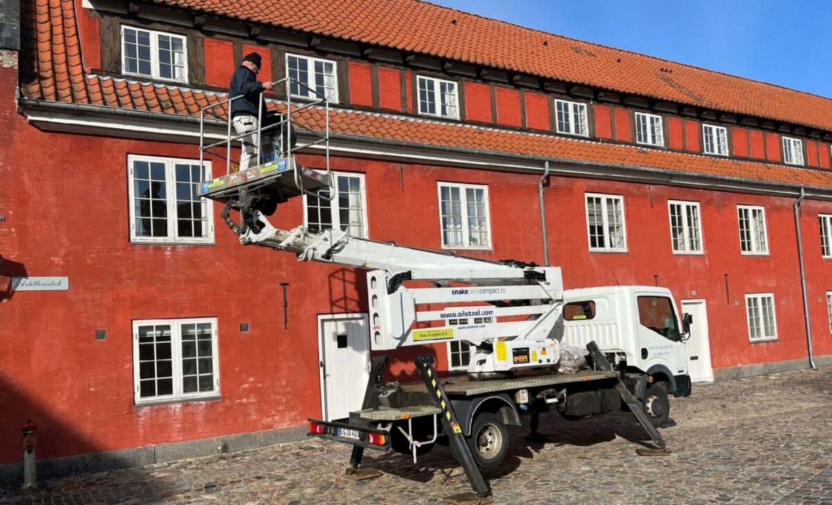 Med tre nye rammeaftaler er der nok at gøre flere år frem for både murere, tømrere og glarmestre i Skou Gruppen, der allerede har rammeaftaler med bl.a. Region Hovedstaden, EU's Miljøkommission samt Forsvaret, der her får renoveret Kastellet.