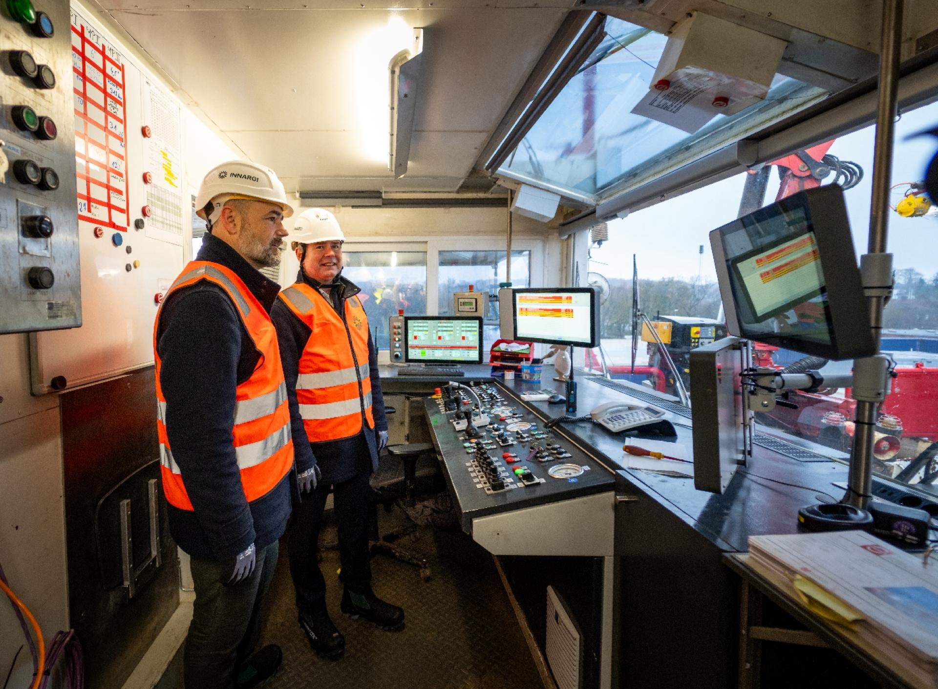 Borgmester i Aarhus, Jacob Bundsgaard (tv.) og finansminister Nicolai Wammen havde fuldt overblik over boreriggens arbejde fra 'drillers cabin', hvorfra riggen styres. Foto: Per Bille