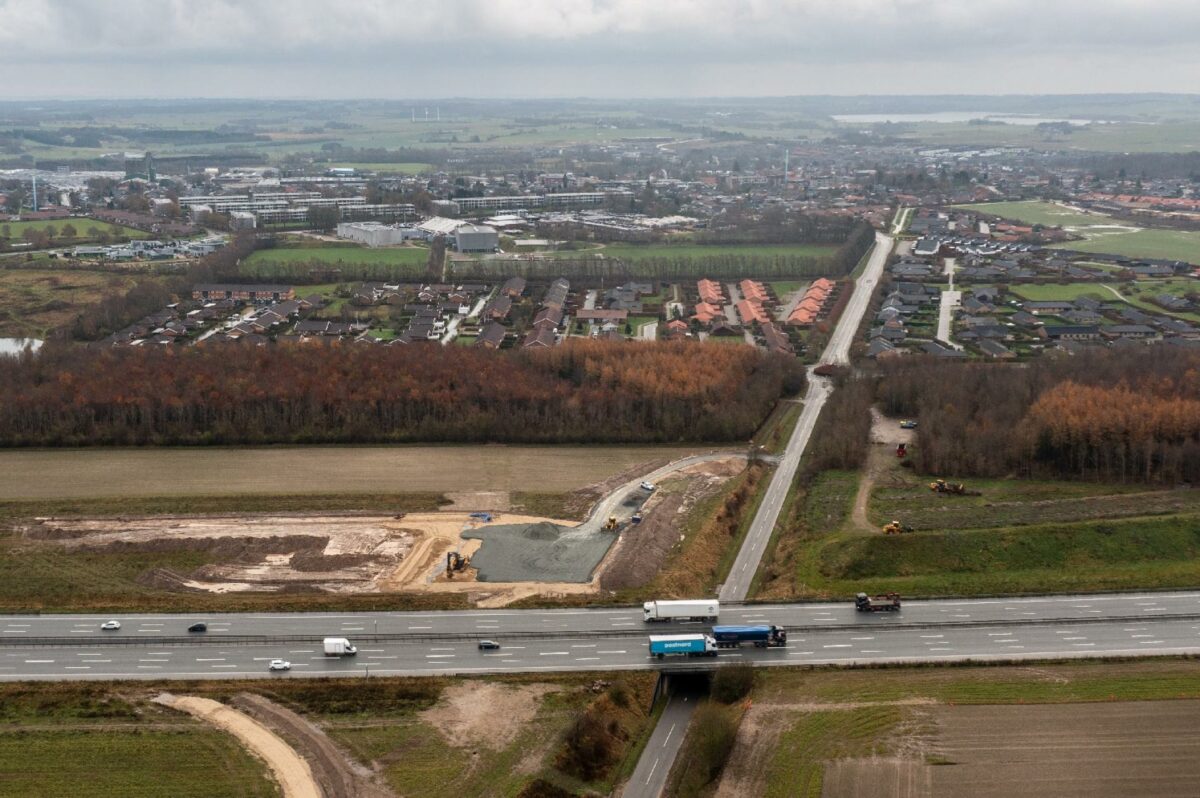 Støjen fra motorvejen har været slem for beboerne i Hørning. Nu er foreløbigt to støjvolde på vej. Når E45 Østjyske Motorvej er udvidet fra fire til seks spor, kommer også støjskærme til. Foto: Vejdirektoratet