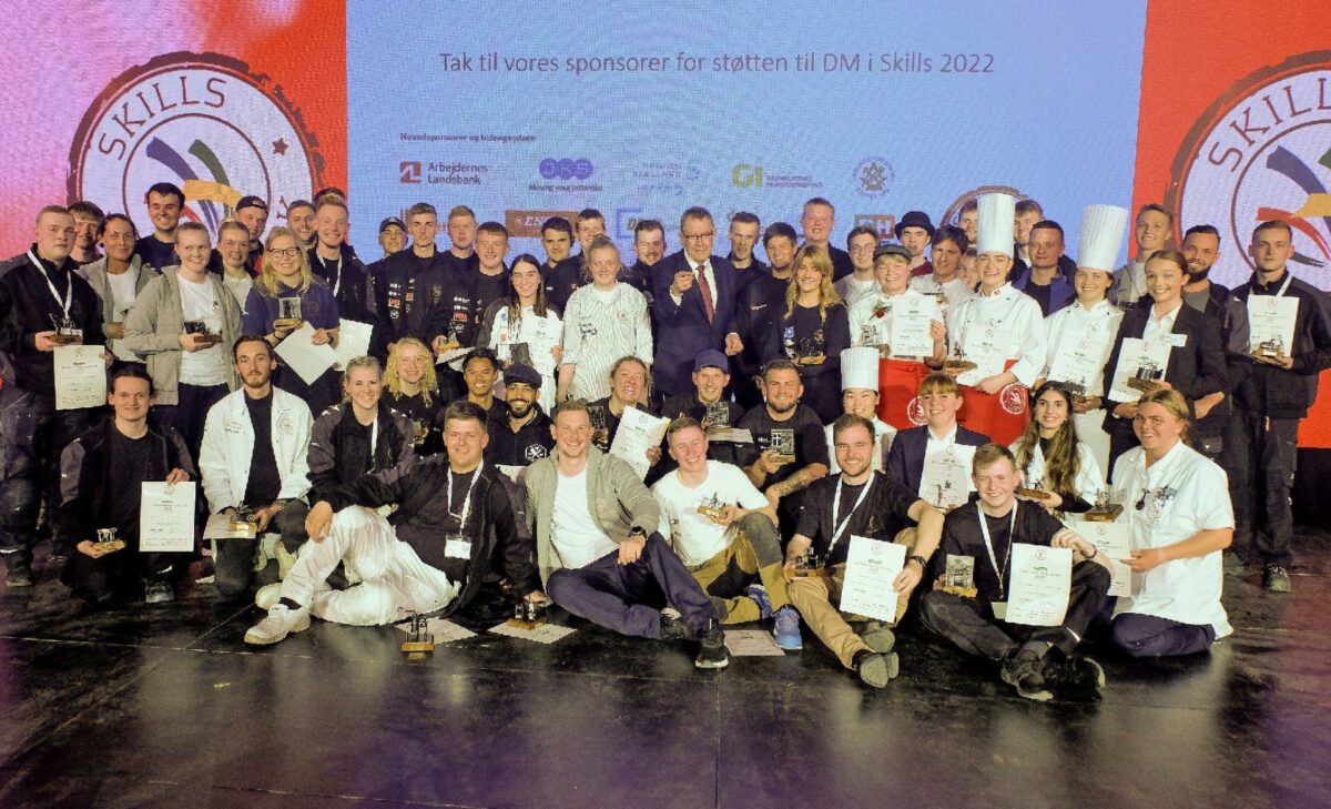 Vinderne ved DM i Skills 2022 i Høng. I 2024 skal historisk mange fag - 47 af de 78 fag er konkurrencefag - konkurrere om Danmarksmesterskabet. I midten Poul Nyrup Rasmussen, formand for EuroSkills, der afholdes i Herning i 2025. Arkivfoto: Per Daugaard