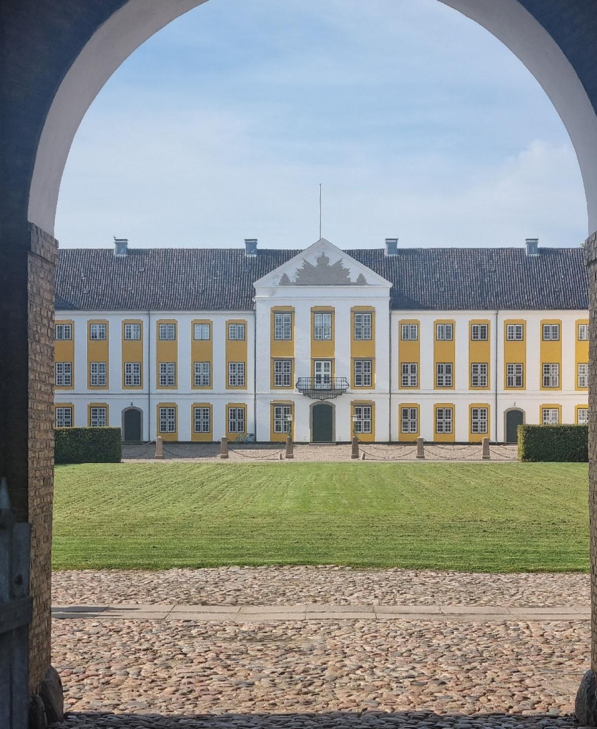 Nærheden til det smukke Augustenborg Slot, der pt. huser Landbrugsstyrelsen, bliver et plus for de kommende beboere i Den Hvide By. Der er i dag offentlig adgang til slotsparken, gårdspladsen samt slotskirken. Foto: EDC Poul Erik Bech