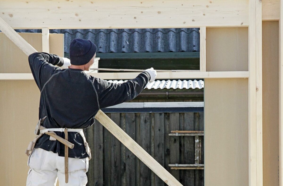 Selvom byggeaktiviteten er faldet siden corona-pandemien, er manglen på kvalificerede håndværkere stadig så stor, at flere boligejere selv går i gang. Foto: Gettyimages.