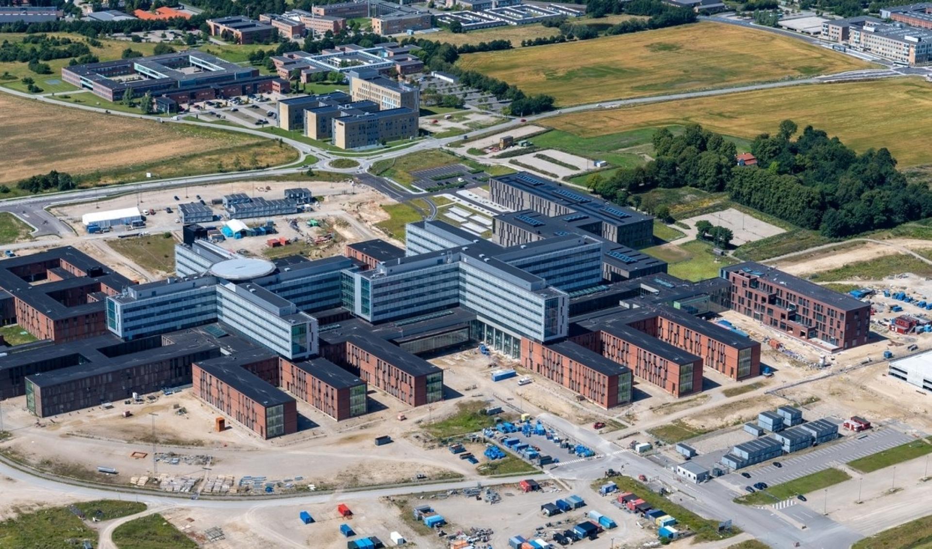 Hospitalsbyen får faciliteter som akuthus, ambulatorier, forskning, helikopterplatform, intensivhus, røntgen, scanninger mv. Allerede nu har Steno Diabetes Center fået nye faciliteter i Hospitalsbyen, mens første etape af psykiatriens nye bygninger er opført. Foto: Region Nordjylland