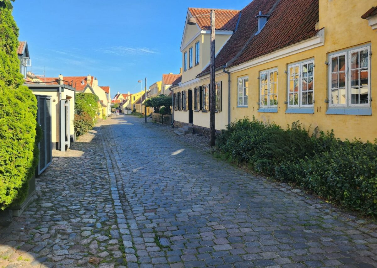 De snævre gader, toppede brosten og historiske bygninger i Dragør gør konverteringen fra gas til fjernvarme til en spændende faglig udfordring. Foto: Sweco