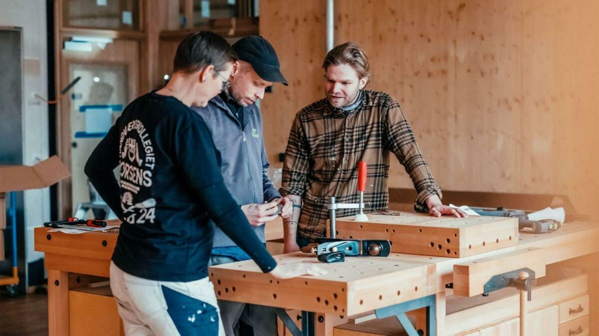 På det nye håndværkskollegie i Horsens har man valgt at tilknytte fem uddannede håndværkere som mentorer. De skal som rollemodeller støtte og inspirere de unge beboere i de forskellige håndværksfag og derved øge motivationen for deres fremtidige karrierevalg.