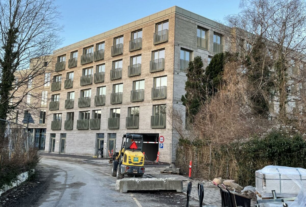 Ud over hotel med 95 værelser, fitness-område og morgenmadsrestaurant består det nye byggeri centralt i slotsbyen Hillerød også af 65 seniorvenlige boliger. Foto: Louise S. Strøbech